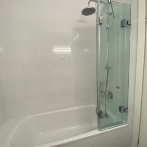 מקלחת עם ראש גשם ודלת זכוכית