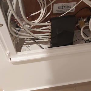 ארון תקשורת עם כבלים ומפצל רשת