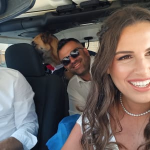 אישה עם איפור טבעי ושיער גלי ברכב