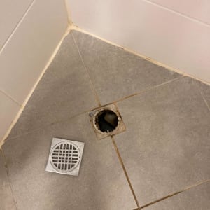 פתח ניקוז פתוח ברצפת חדר אמבטיה