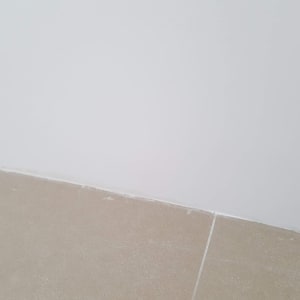 קיר צבוע ולוחות רצפה חדשים