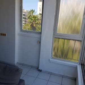 קיר צבוע בלבן עם חלונות גדולים