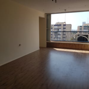 חדר ריק עם קיר צבוע בצבע בהיר