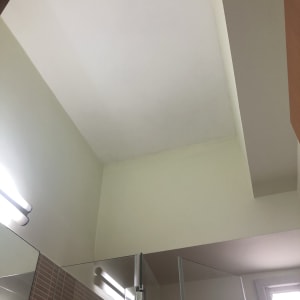 תקרה צבועה בלבן עם קירות בצבע בהיר