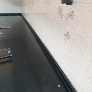 כלי עבודה על משטח עבודה במטבח