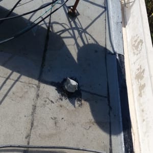 איטום גג עם זפת סביב צינור מתכת