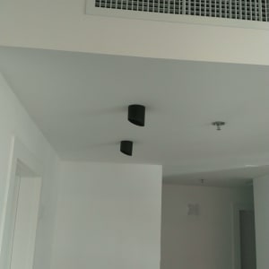 תאורה תקרה עם גופי תאורה שחורים