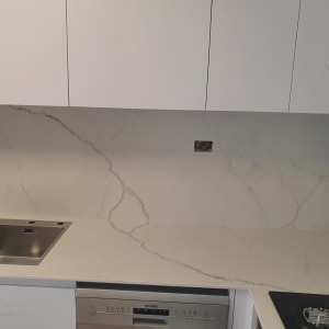 משטח שיש לבן עם עורקים אפורים במטבח