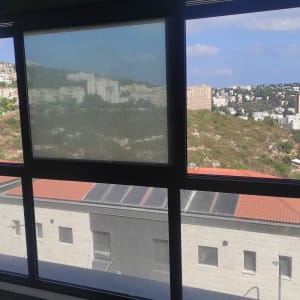 חלון מלוכלך עם נוף עירוני ברקע