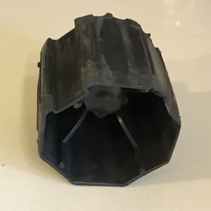 חלק פלסטיק שחור לתריסים על משטח בהיר