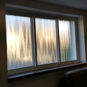 חלון עם מסגרת אלומיניום וזכוכית מטושטשת