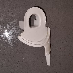 חלק פלסטיק לבן על רקע כהה