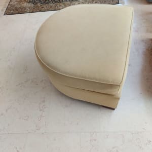 הדום מרופד בצבע בז