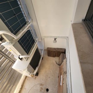 יחידות חיצוניות של מזגן מותקנות על קיר חיצוני