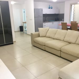 ספה בהירה גדולה בחדר מגורים מודרני