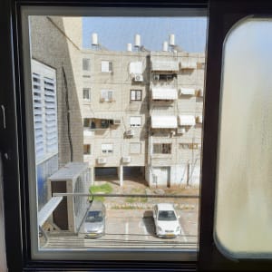 חלון אלומיניום עם מסגרת כהה ומסך רשת