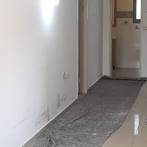 קיר צבוע עם סימני תיקון, יריעת מגן על הרצפה