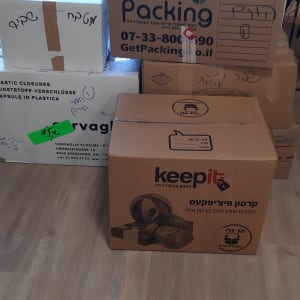 קופסאות קרטון עם כיתוב לאריזת חפצים