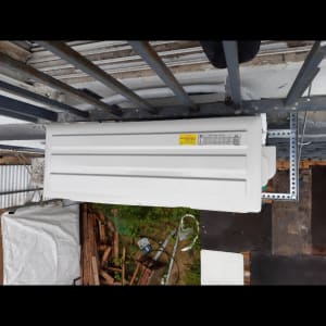 יחידת מיזוג אוויר חיצונית מותקנת על קיר