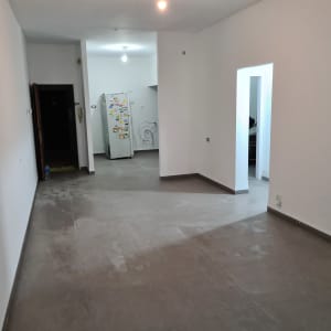 רצפה חדשה, קירות צבועים, חוטי חשמל חשופים