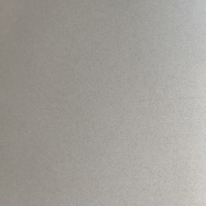 משטח שיש בהיר עם טקסטורה מנוקדת עדינה