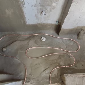 צינור נחושת מותקן על רצפת בטון לחימום תת רצפתי