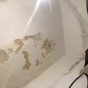 קיר עם קילופי צבע וכתמי רטיבות