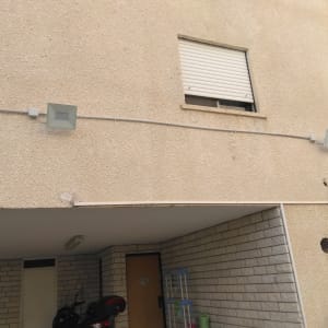 שני פנסי תאורה מותקנים על קיר חיצוני