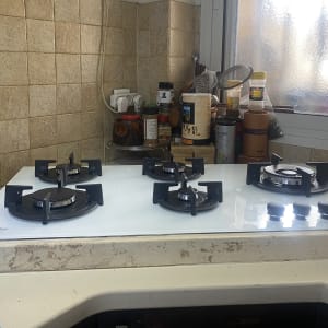 כיריים גז עם חמישה מבערים וכפתורי שליטה