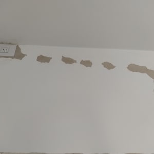 שקע חשמל בקיר עם סימני תיקון