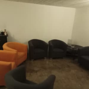 חדר עם כורסאות כתומות ואפורות