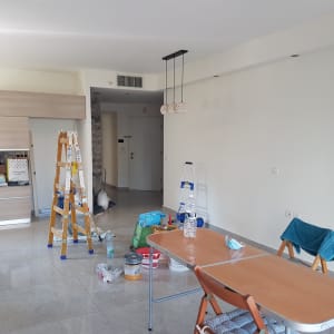 סולם, פח צבע וכלי עבודה בחדר