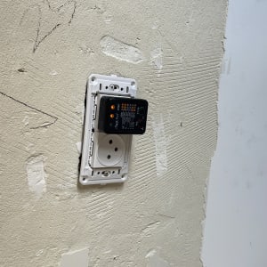 שקע חשמל עם בודק מתח מחובר לקיר