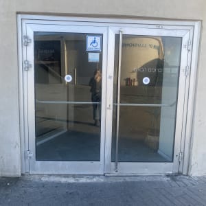 דלת אלומיניום כפולה עם זכוכית ושלט כניסה נגישה