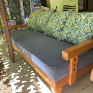 כריות דקורטיביות על ספה עם ריפוד כחול