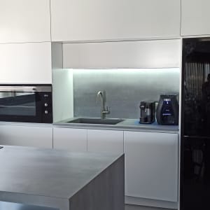 מטבח מודרני עם כיור, תנור ומכונת קפה