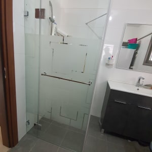 מקלחון זכוכית עם דלת ומוט מקלחת