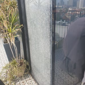 זכוכית סדוקה עם השתקפות נוף עירוני