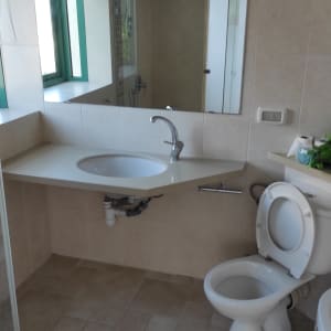 כיור ואסלה בחדר אמבטיה נקי