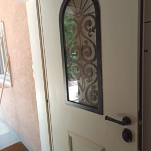 דלת עם ידית ובריח, חלון עם סורגים מעוצבים