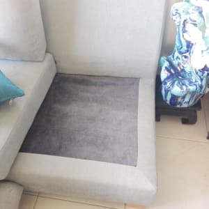 כרית ישיבה אפורה על ספה אפורה