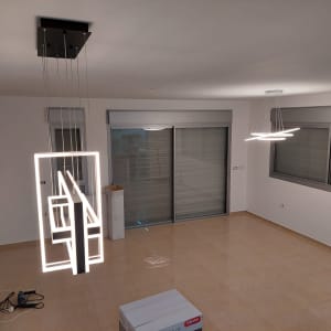 מקדחה חשמלית על הרצפה ליד קופסאות קרטון