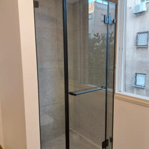 מקלחון זכוכית עם ראש מקלחת עגול