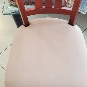 כיסא עץ עם מושב מרופד בצבע בהיר