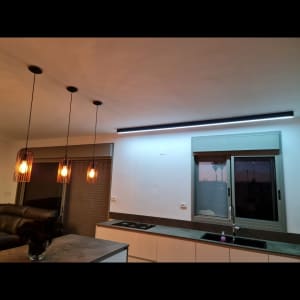 תאורה תלויה ומנורת לד בתקרה במטבח מודרני