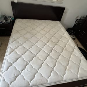 מזרן לבן על מיטה עם ראש מיטה כהה