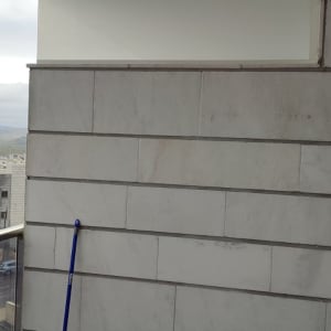 מעקה זכוכית במרפסת עם נוף חלקי