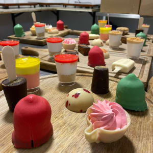 מגוון קינוחים צבעוניים על מגשי עץ