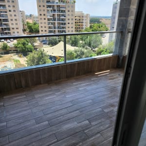 מרפסת עם רצפת עץ נקייה ומסודרת