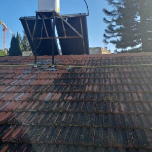 גג רעפים עם דוד שמש וקולטים